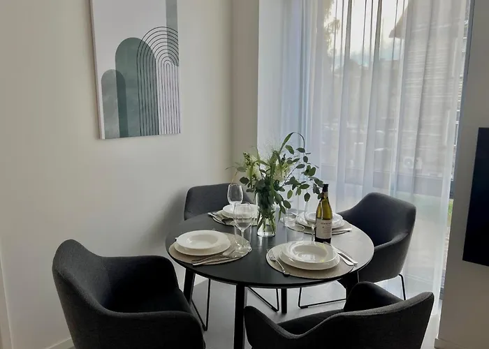 Brand New Centre Apartment, Free Parking Spot *